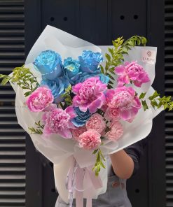 Bó hoa hồng Celeste cùng mẫu đơn và phăng A0205