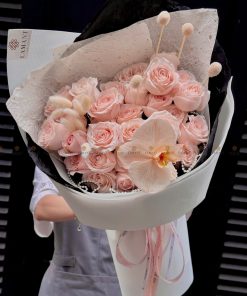 Bó hoa hồng Pinkrose mix Lan hồ điệp và cỏ đuôi thỏ A0219