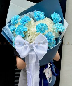 Bó hoa cẩm tú cầu trắng mix cẩm chướng xanh phối nơ A0329