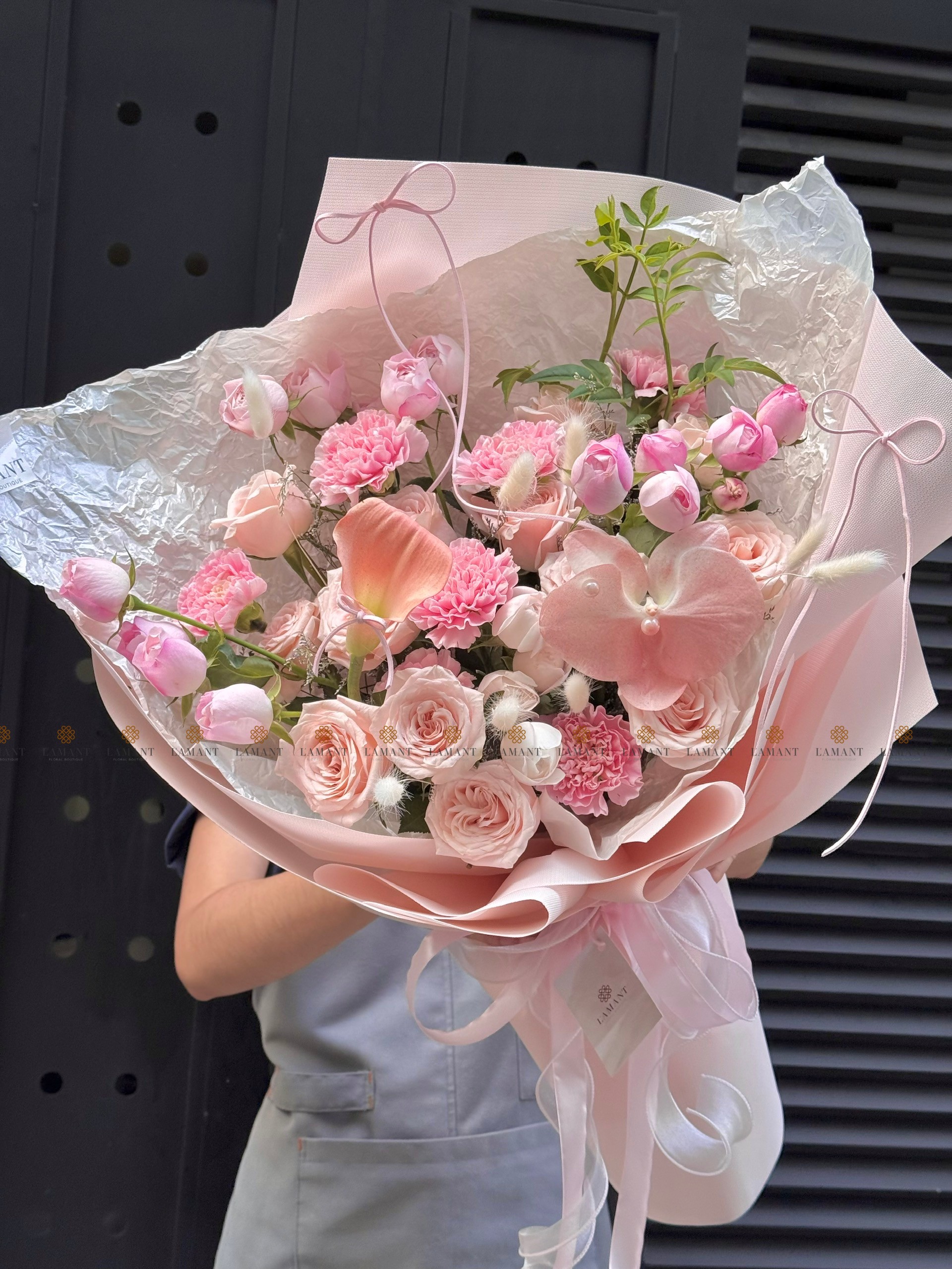 Bó hoa hồng chùm Plume cùng pinkrose và cẩm chướng A0364