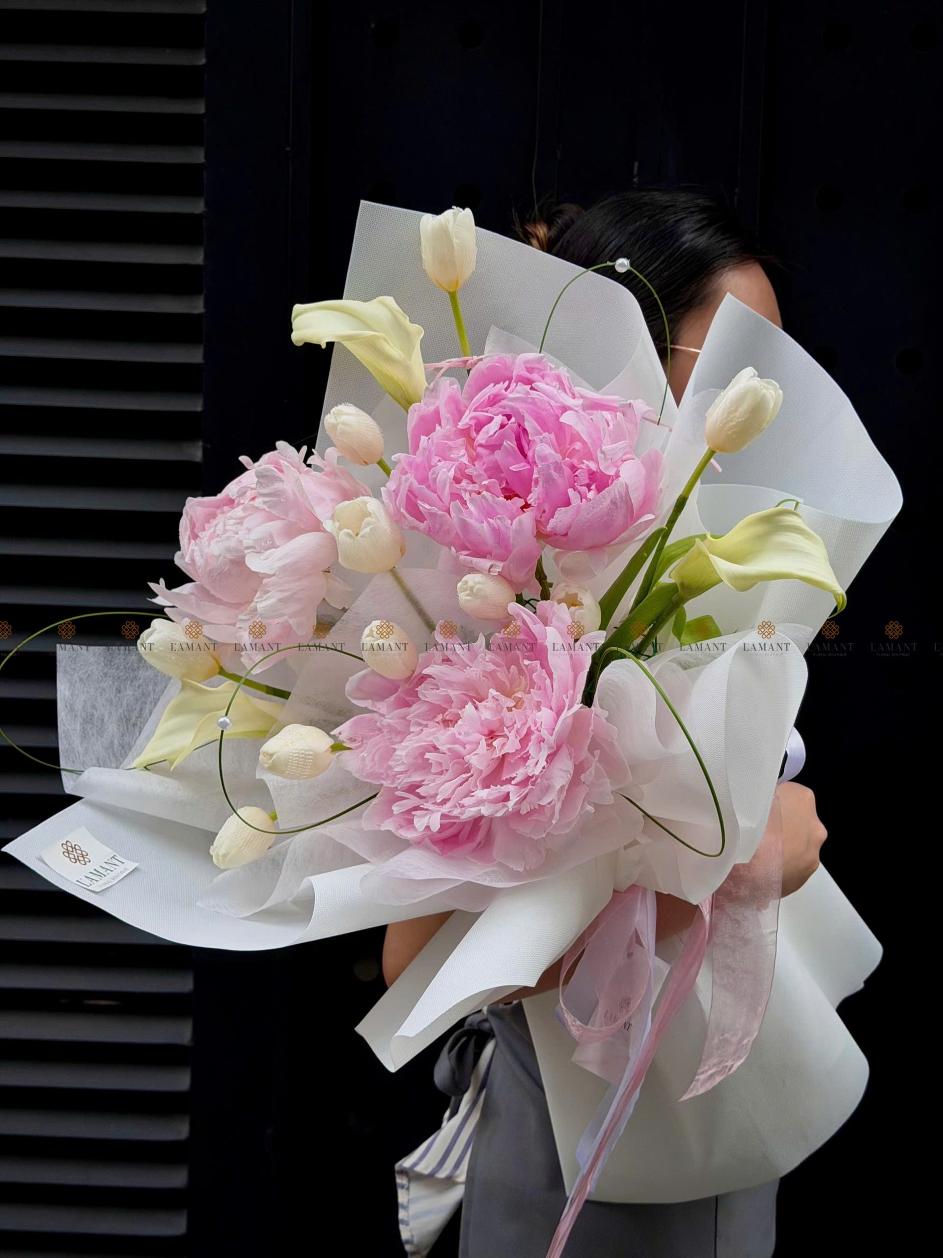 Bó hoa Mẫu đơn mix tulip và Calla lily A0396 - Hình ảnh 3