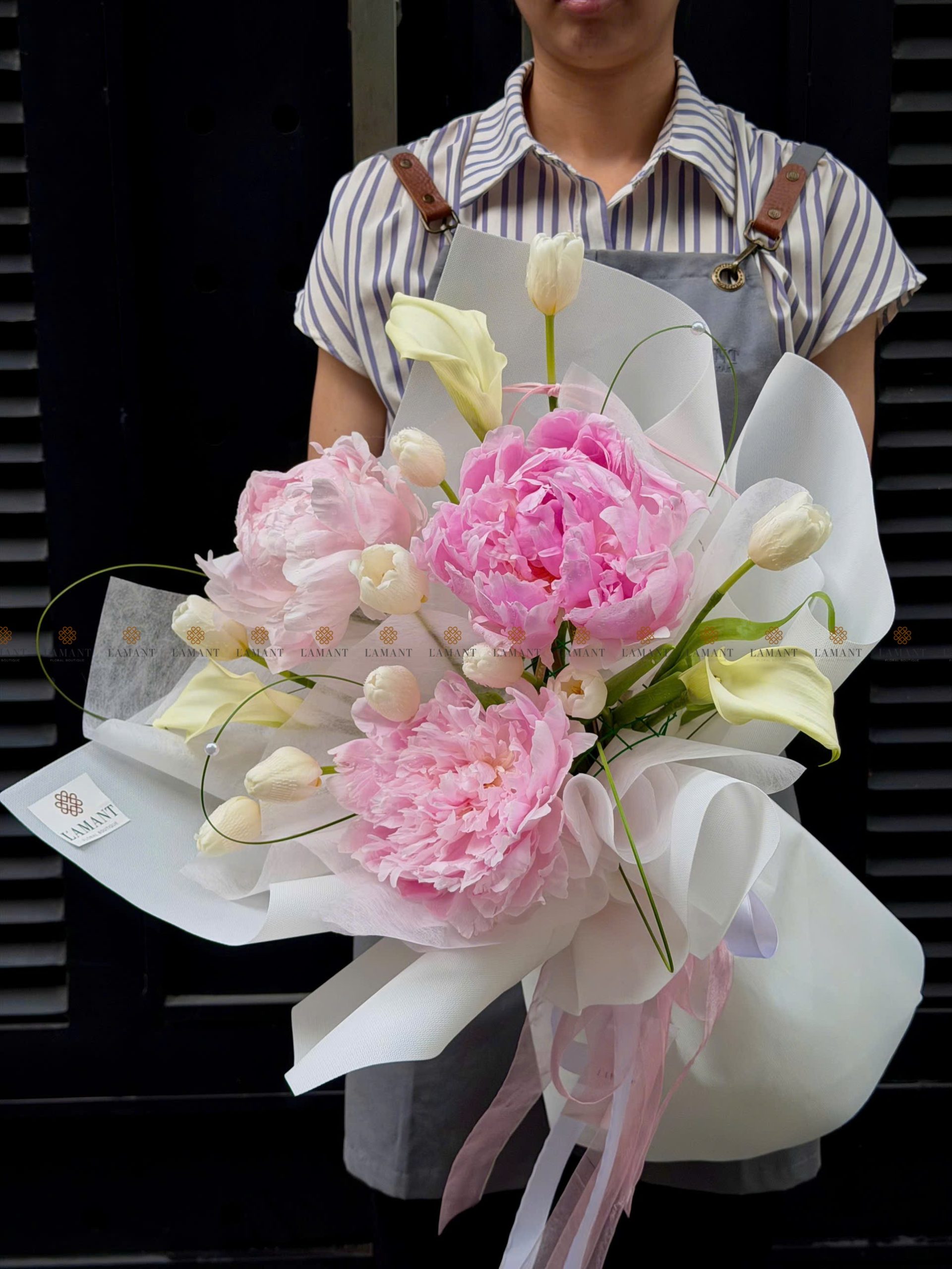Bó hoa Mẫu đơn mix tulip và Calla lily A0396 - Hình ảnh 2