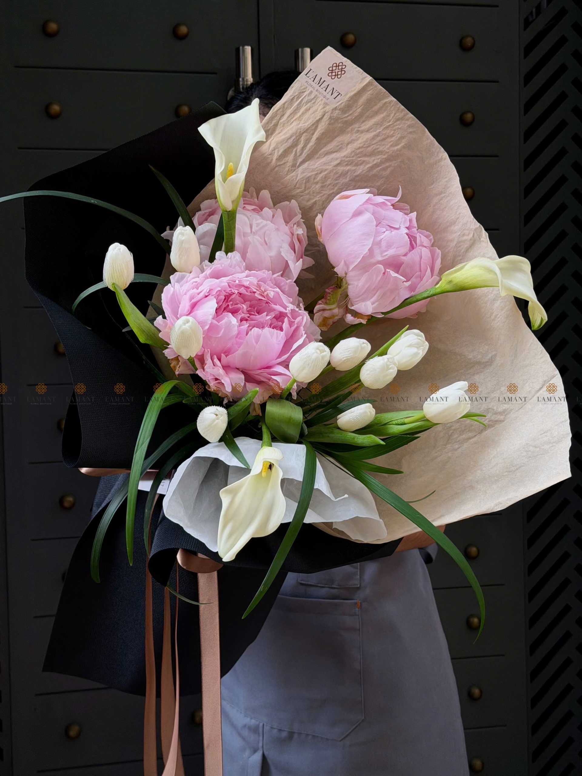 Bó hoa Mẫu đơn mix tulip và Calla lily A0397 - Hình ảnh 9