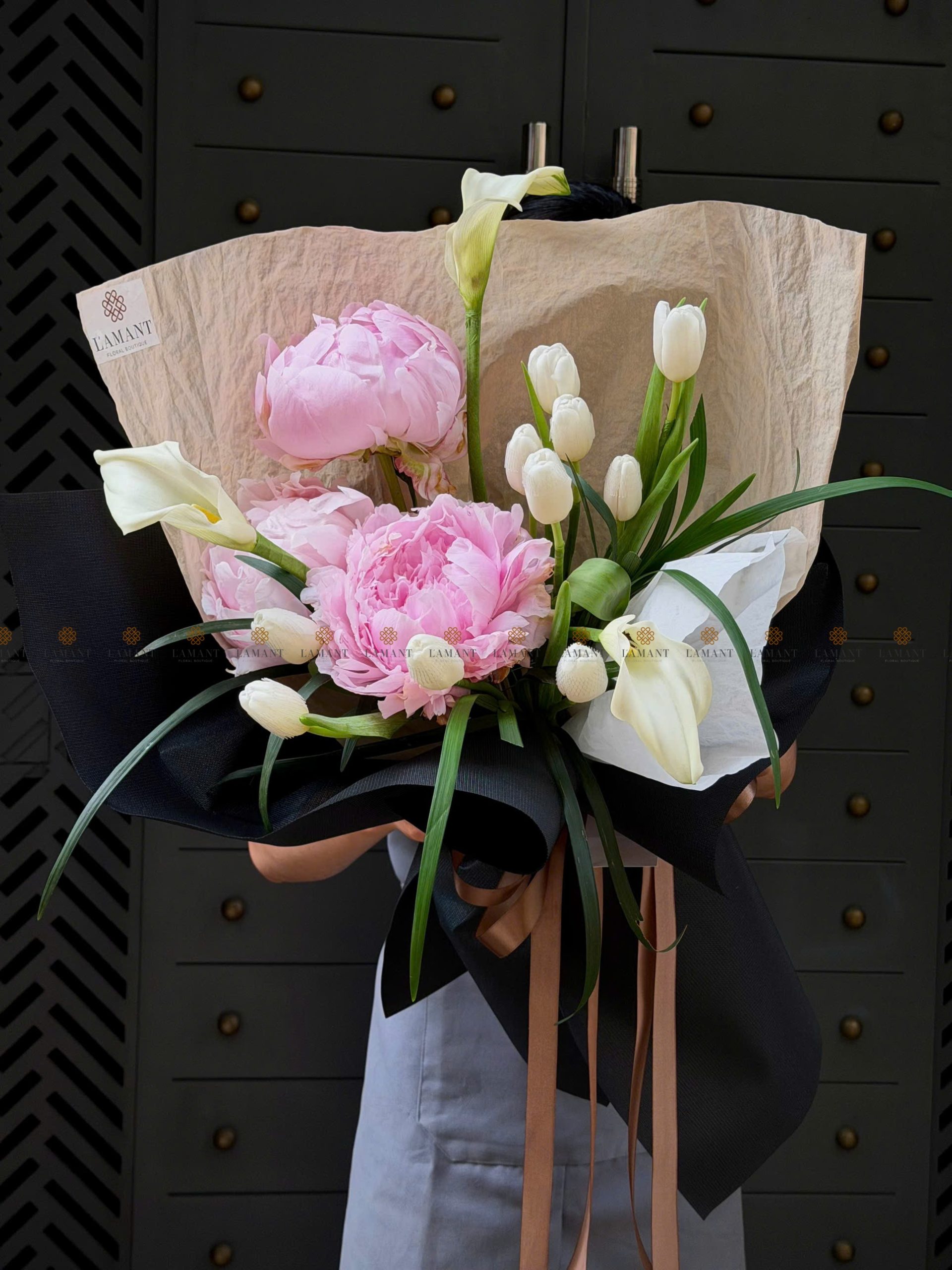 Bó hoa Mẫu đơn mix tulip và Calla lily A0397 - Hình ảnh 8
