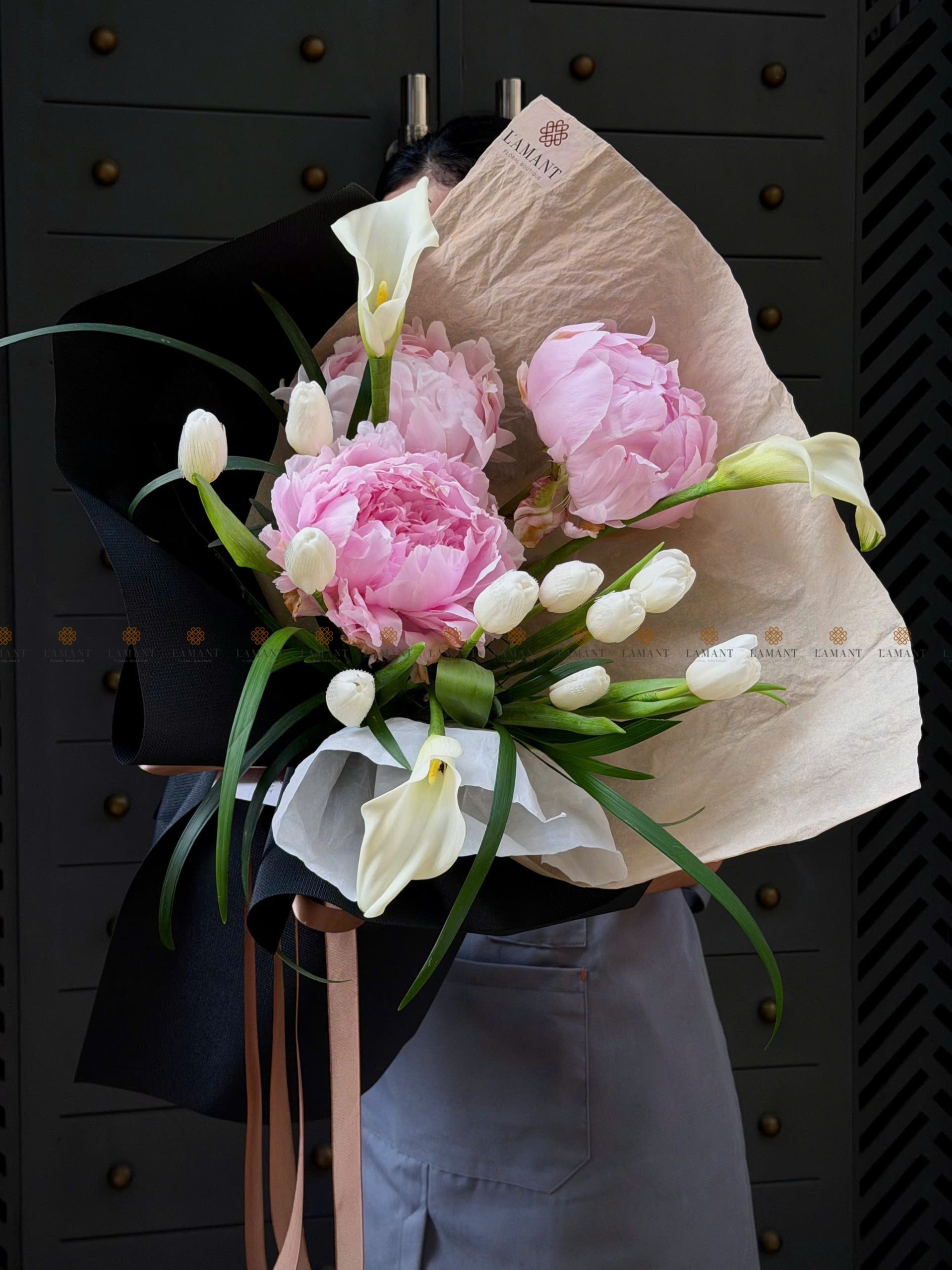 Bó hoa Mẫu đơn mix tulip và Calla lily A0397 - Hình ảnh 7