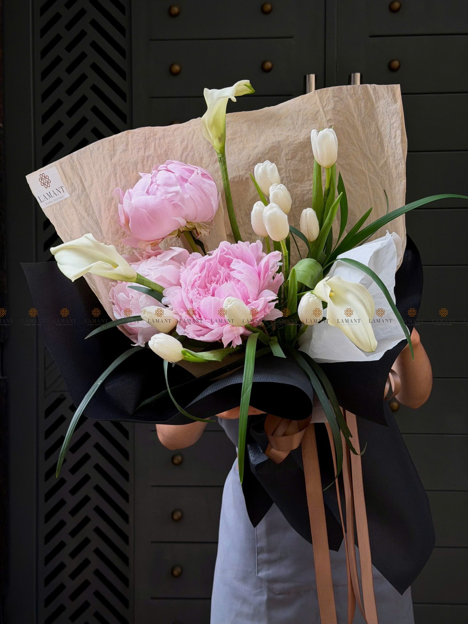 Bó hoa Mẫu đơn mix tulip và Calla lily A0397 - Hình ảnh 5