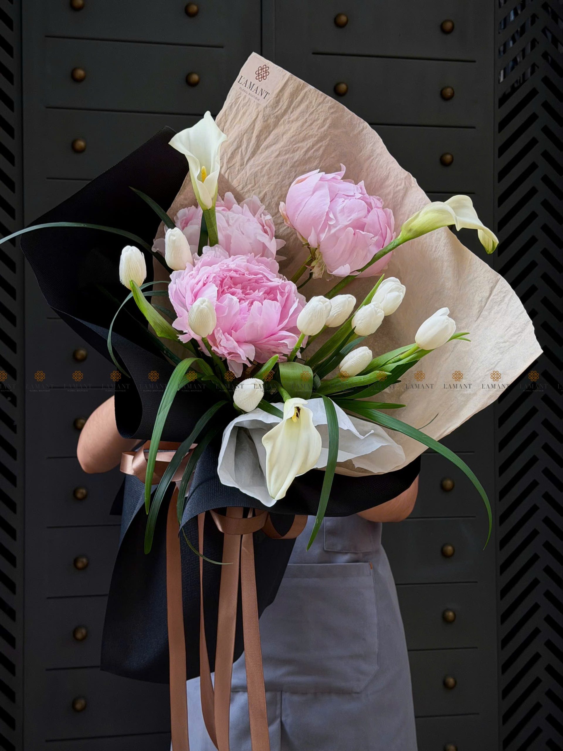 Bó hoa Mẫu đơn mix tulip và Calla lily A0397 - Hình ảnh 4