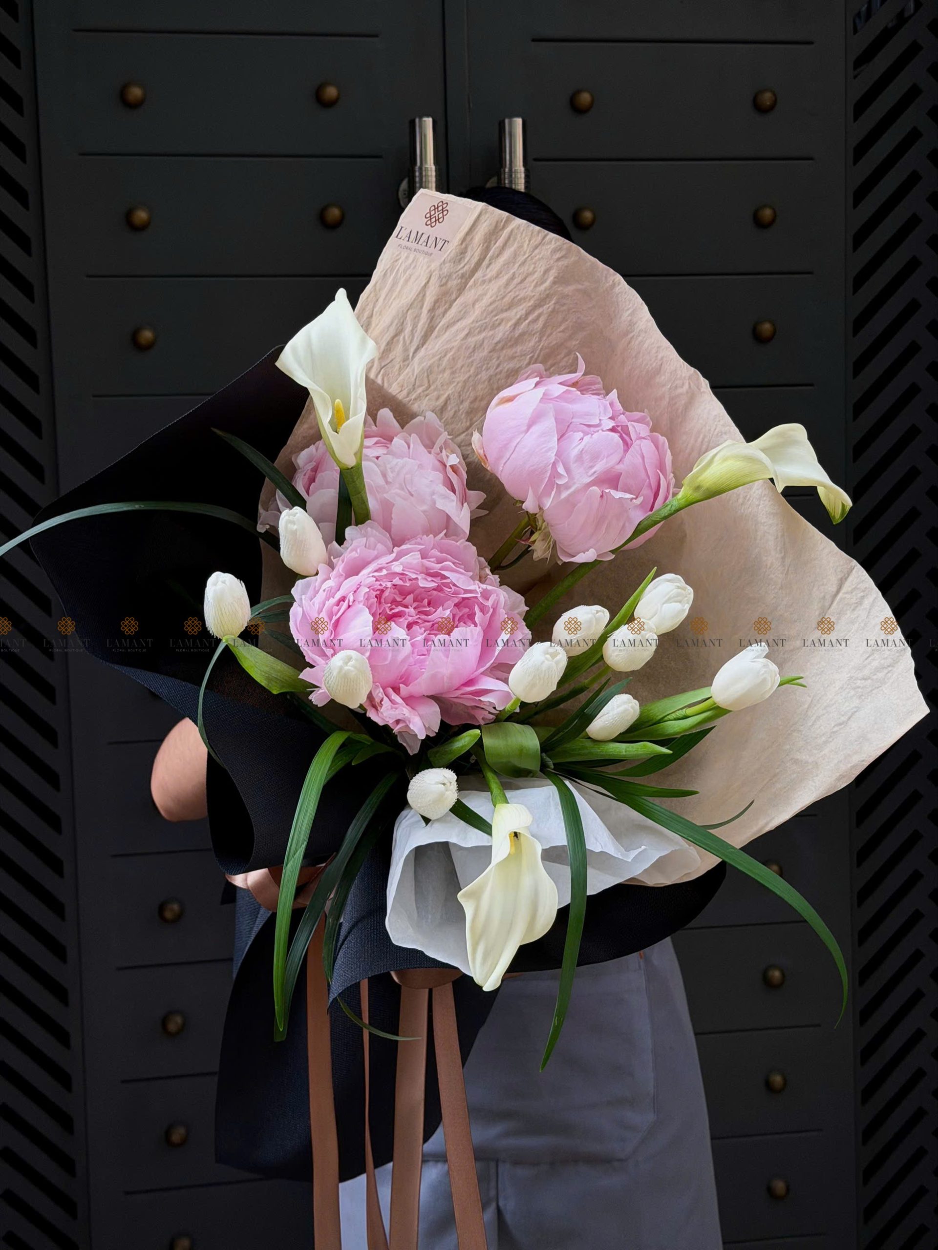 Bó hoa Mẫu đơn mix tulip và Calla lily A0397 - Hình ảnh 2