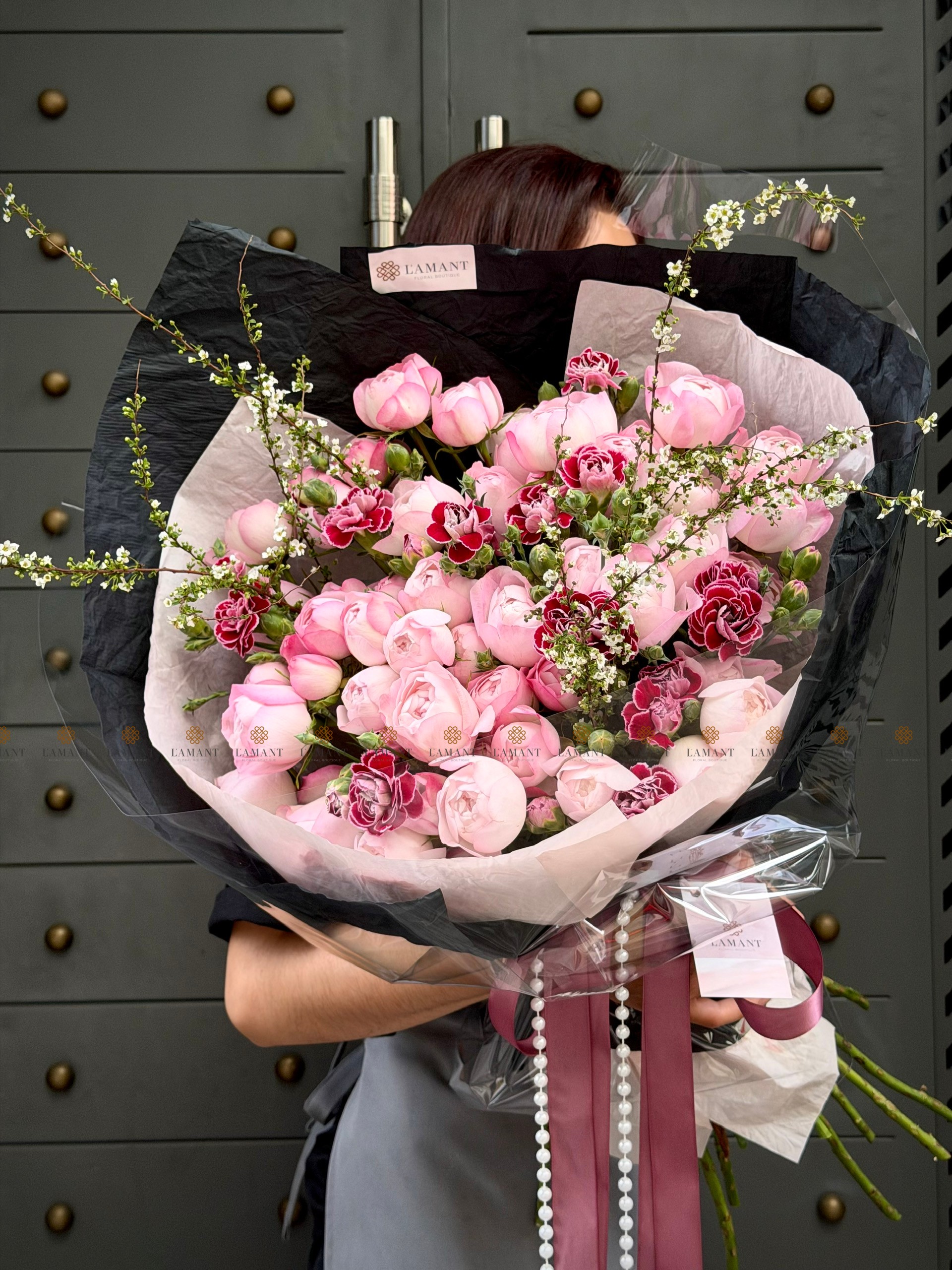 Bó hoa hồng Plume mix cẩm chướng và tuyết mai A0444