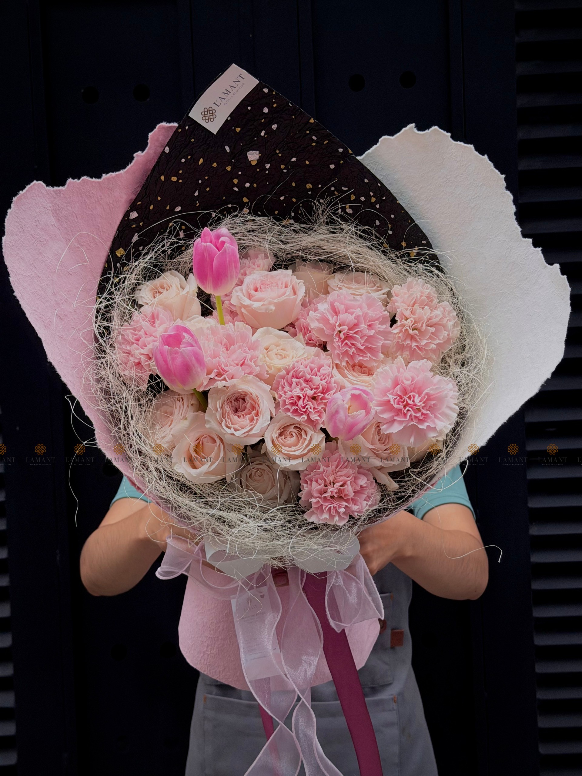 Bó hoa Tulip mix hoa hồng và phăng A0511 - Hình ảnh 7