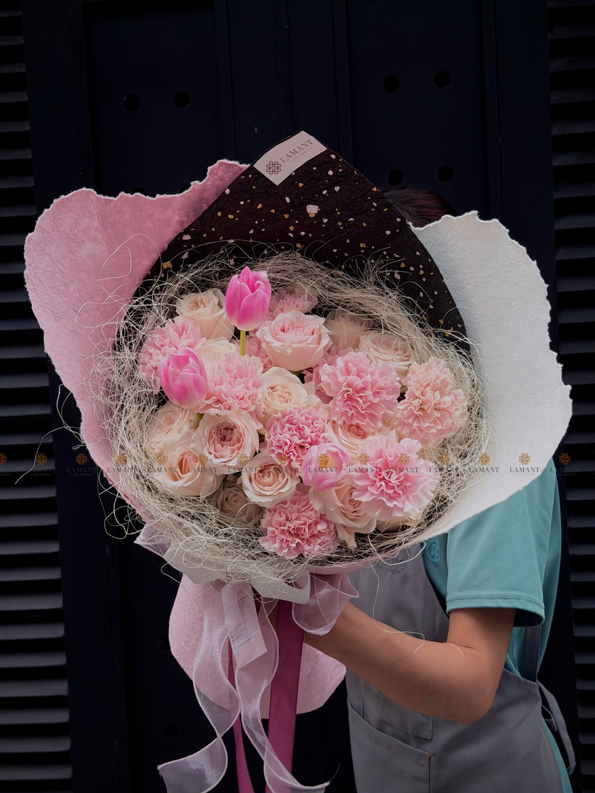 Bó hoa Tulip mix hoa hồng và phăng A0511