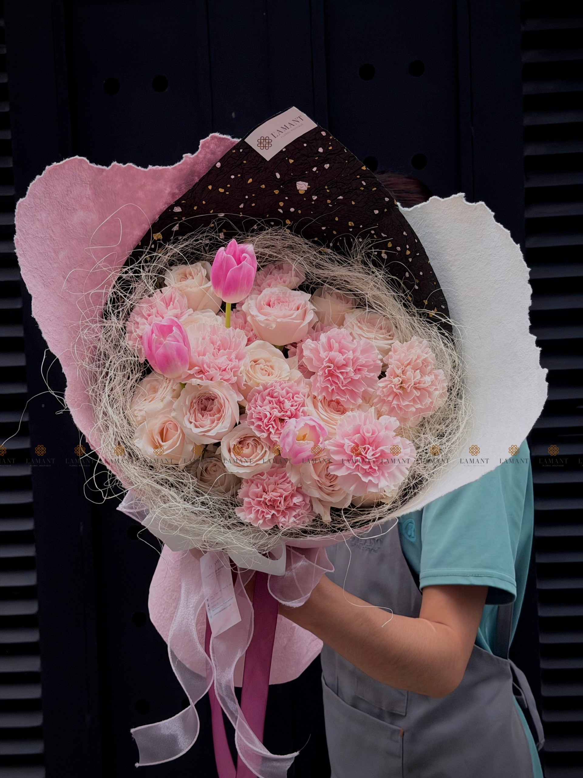 Bó hoa Tulip mix hoa hồng và phăng A0511 - Hình ảnh 5