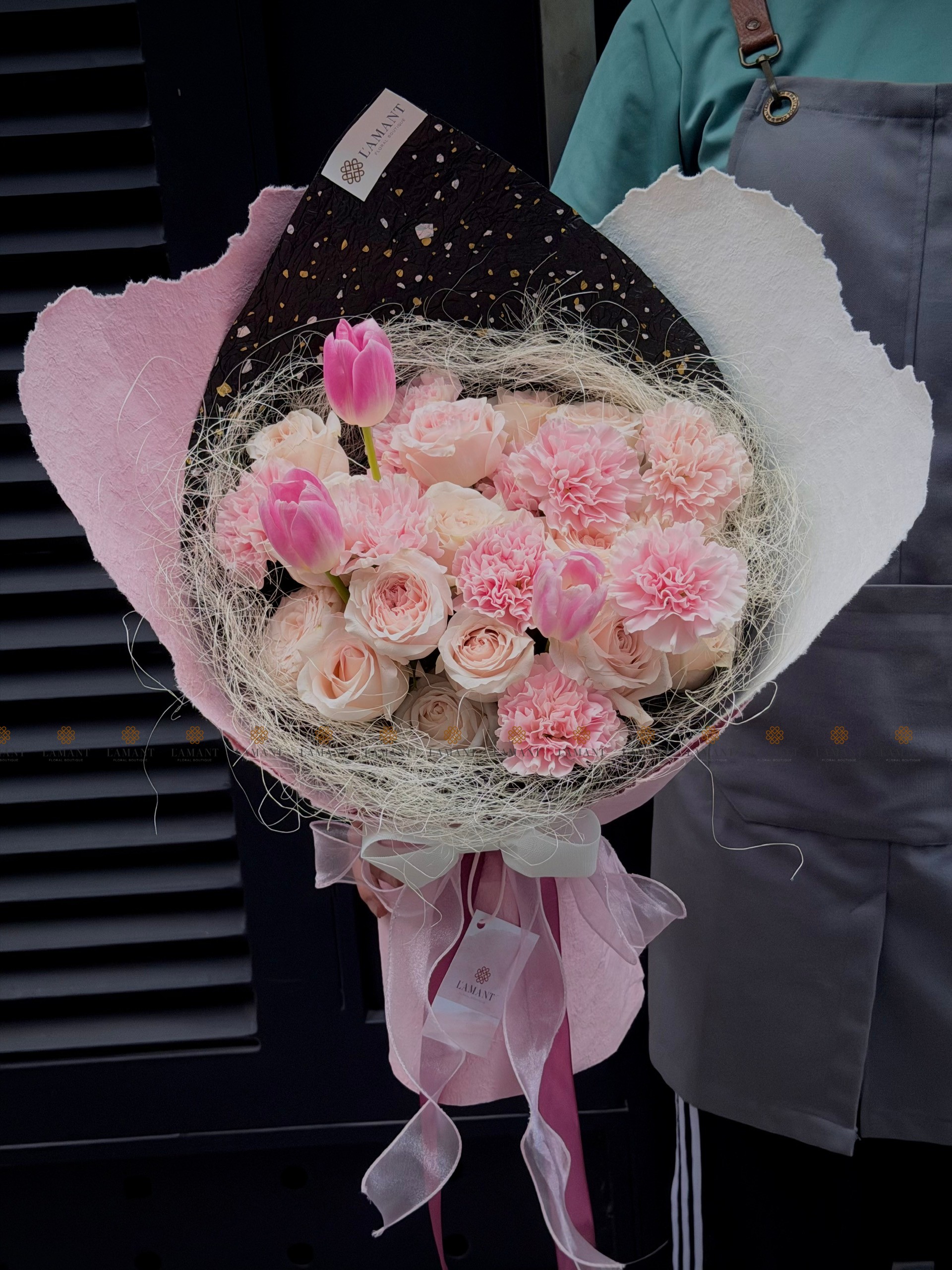 Bó hoa Tulip mix hoa hồng và phăng A0511 - Hình ảnh 4