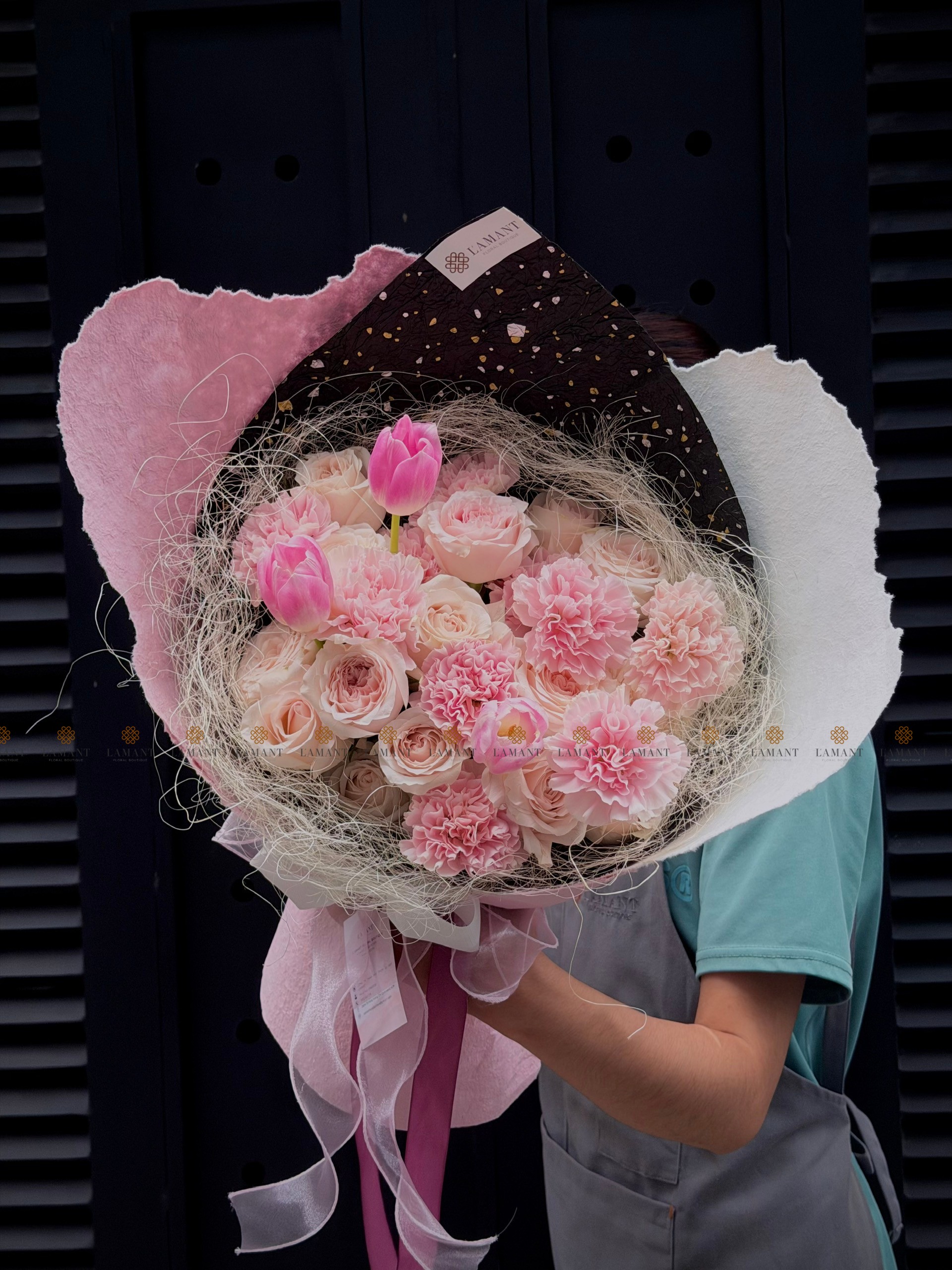 Bó hoa Tulip mix hoa hồng và phăng A0511 - Hình ảnh 3
