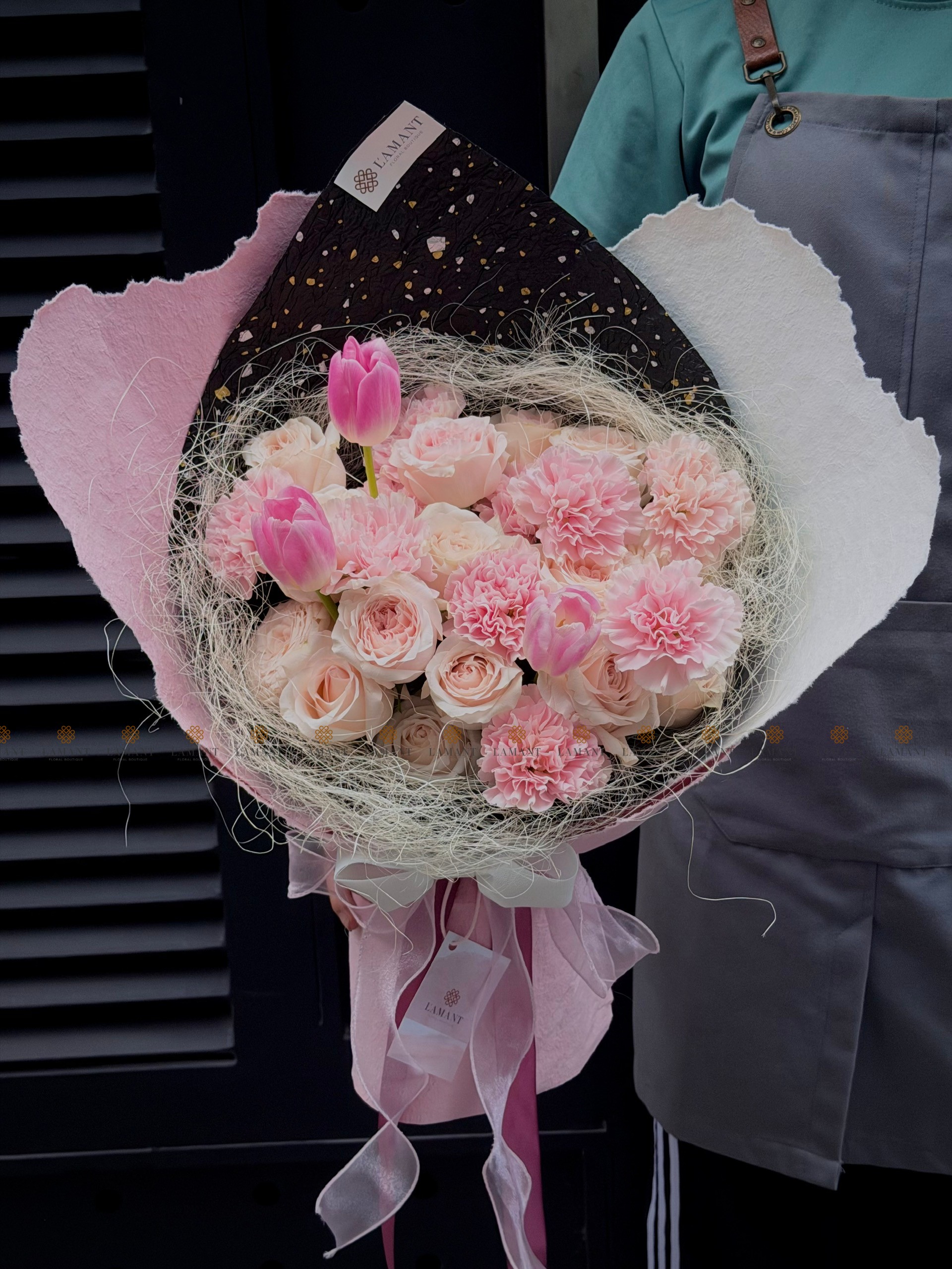 Bó hoa Tulip mix hoa hồng và phăng A0511 - Hình ảnh 8