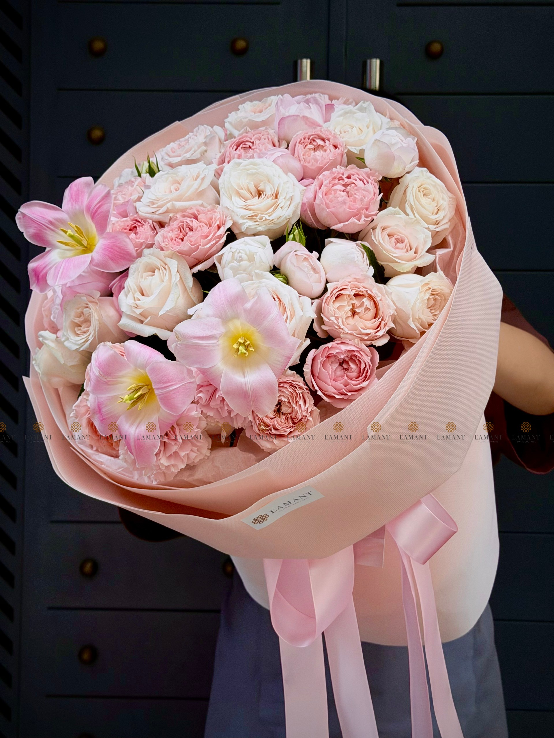 Bó hoa tulip mix hoa hồng các loại A0513