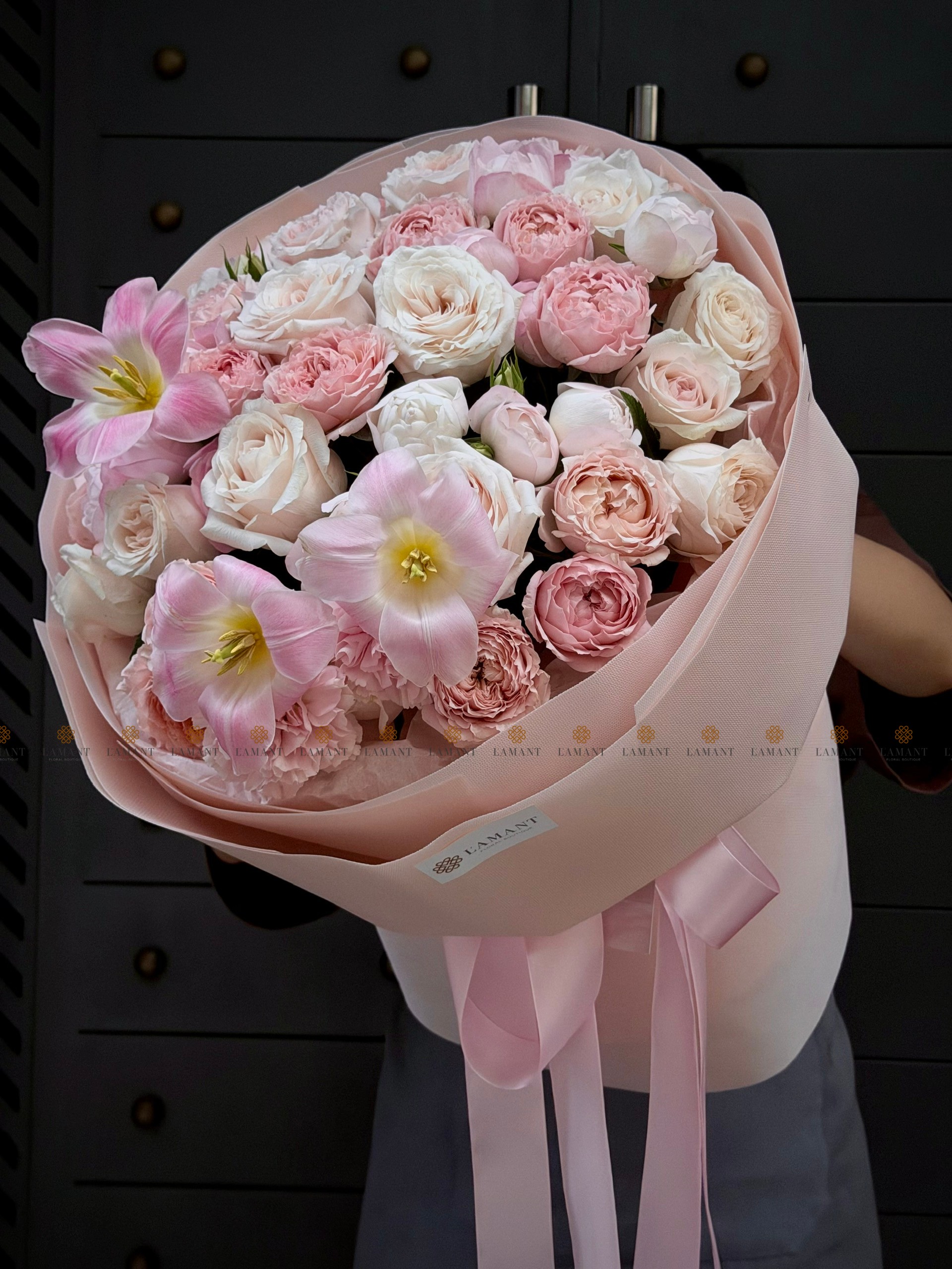 Bó hoa tulip mix hoa hồng các loại A0513 - Hình ảnh 4