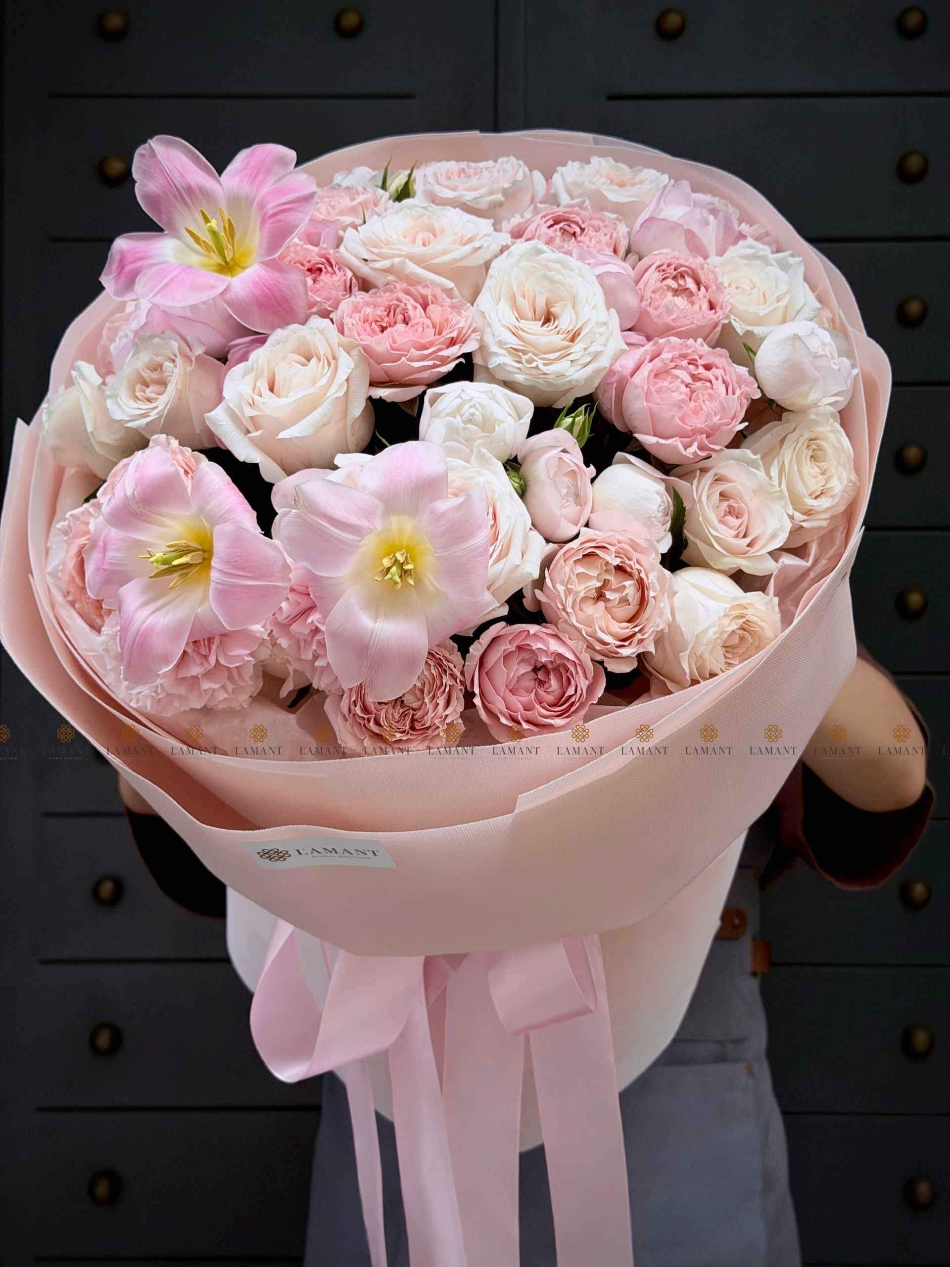 Bó hoa tulip mix hoa hồng các loại A0513 - Hình ảnh 3