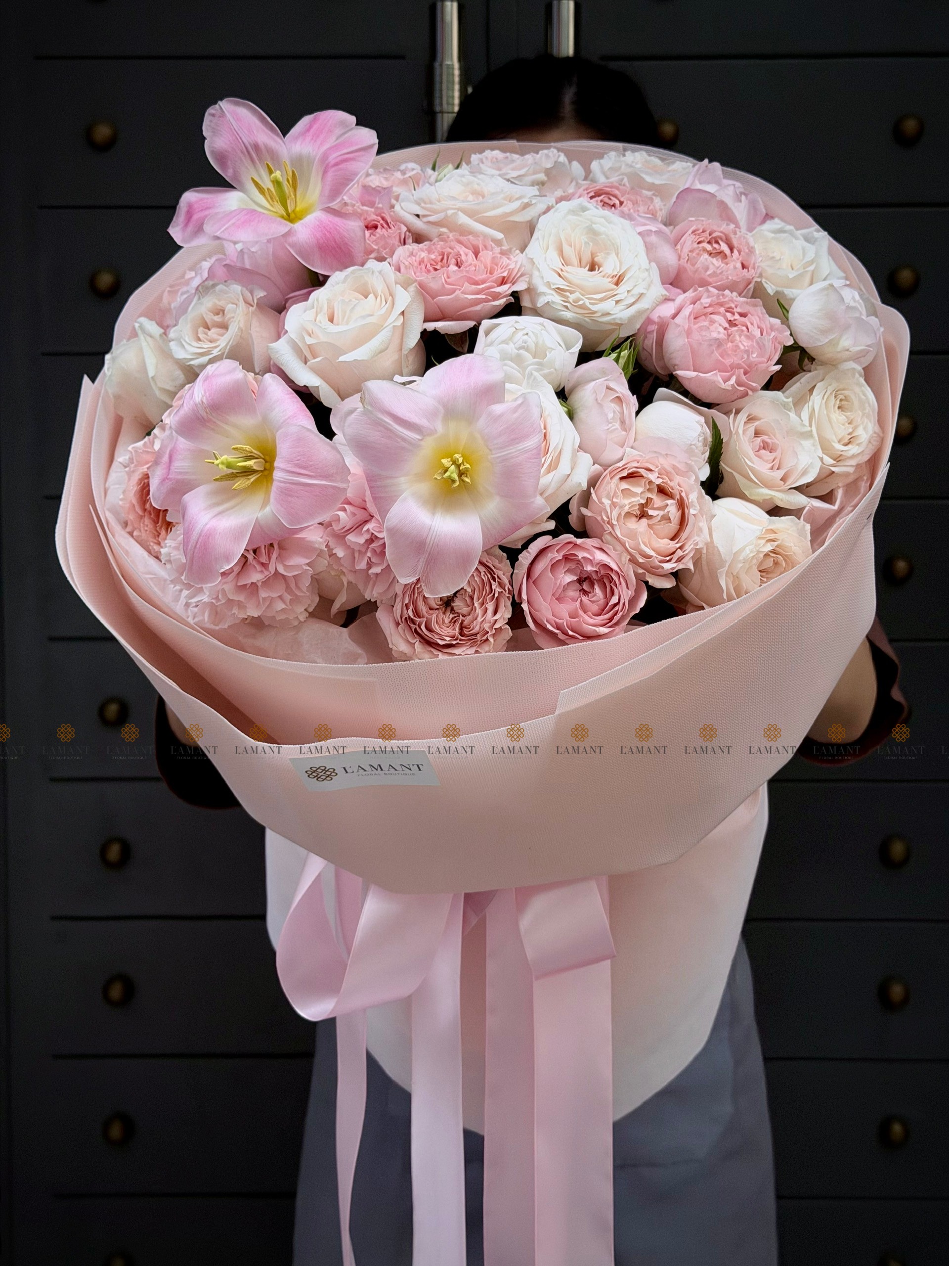 Bó hoa tulip mix hoa hồng các loại A0513 - Hình ảnh 2