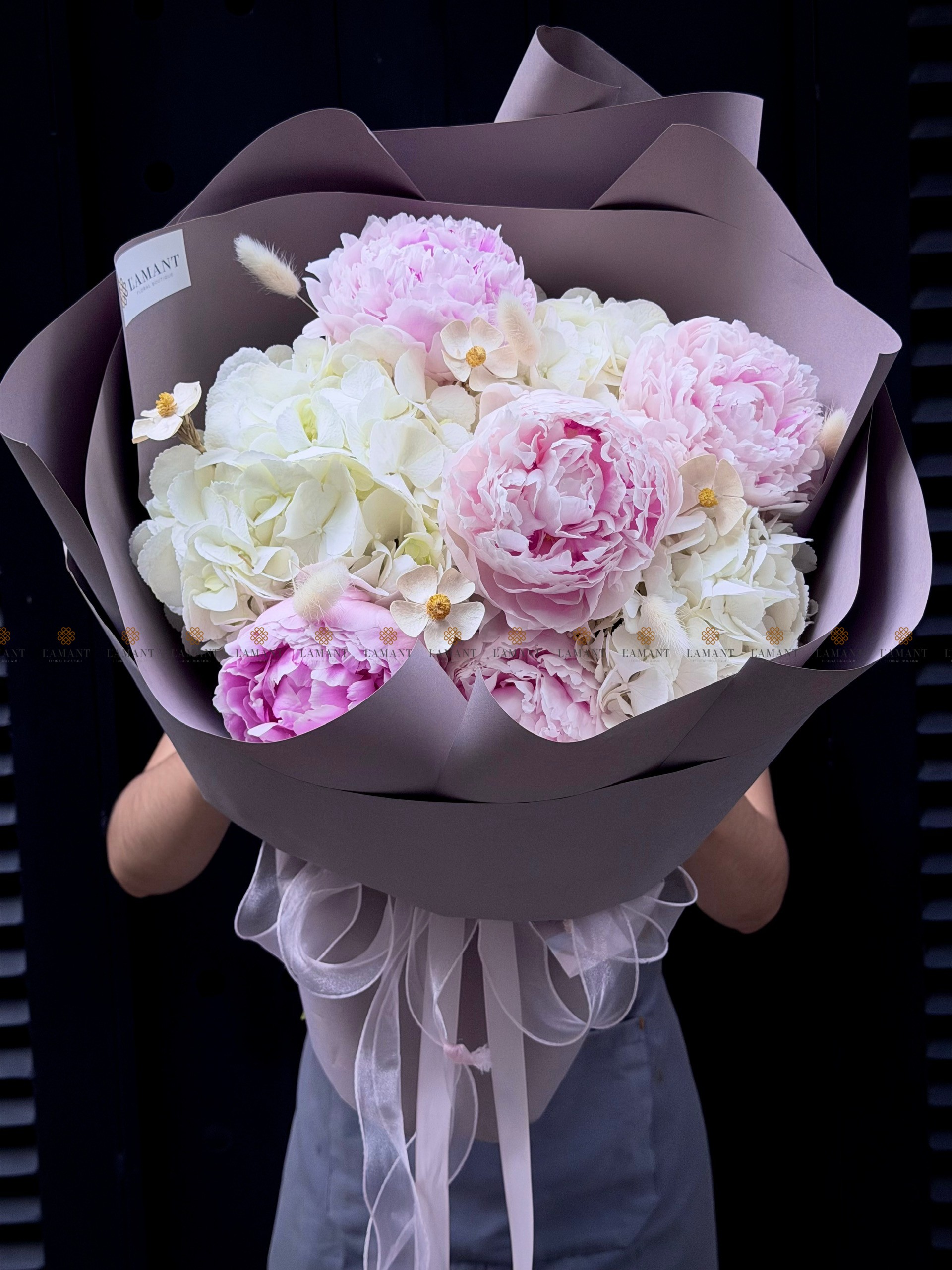 Bó hoa 5 cành Mẫu đơn hồng Sarah Mix hoa Tú cầu trắng A0519 - Hình ảnh 8