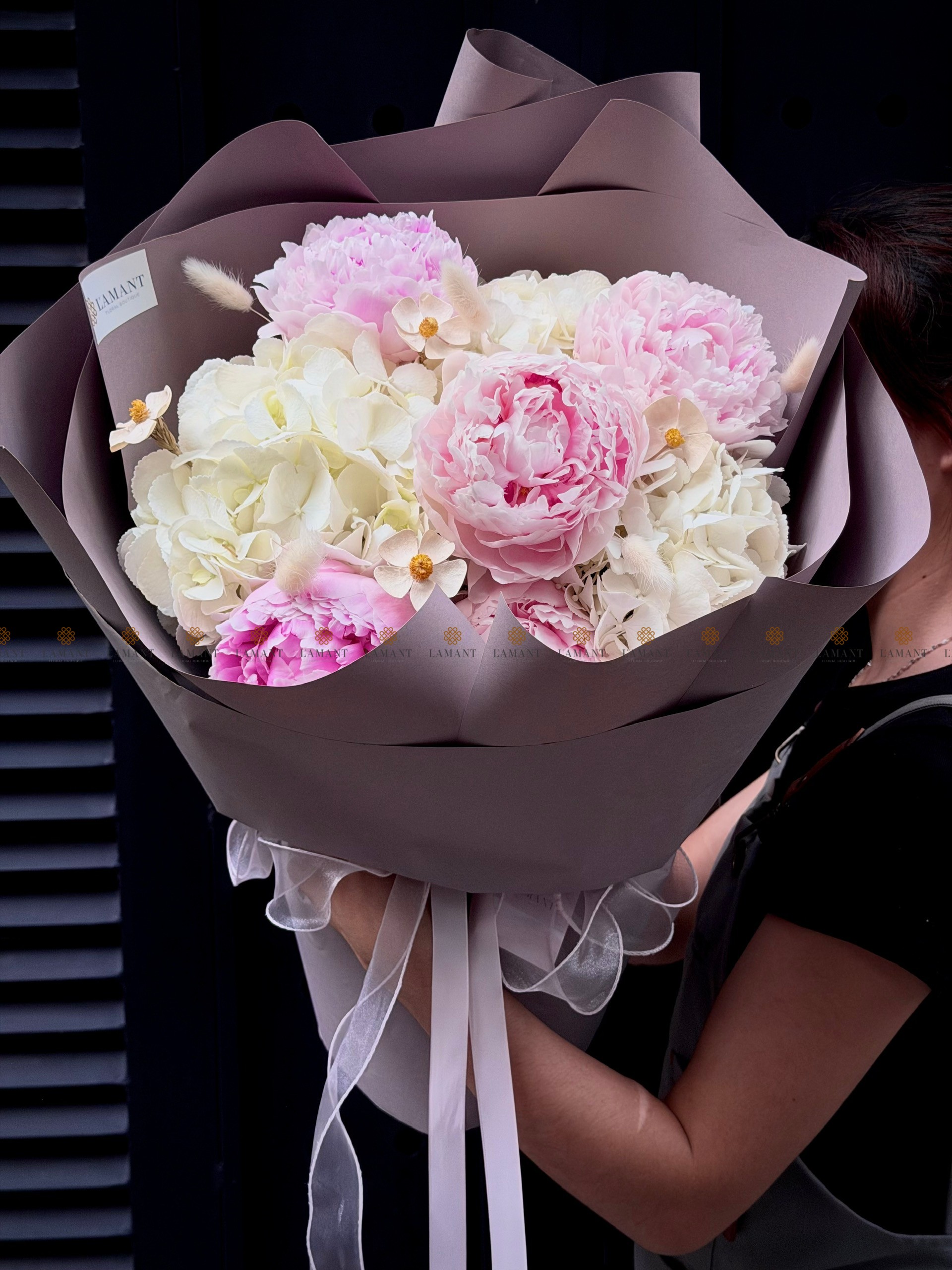 Bó hoa 5 cành Mẫu đơn hồng Sarah Mix hoa Tú cầu trắng A0519 - Hình ảnh 7