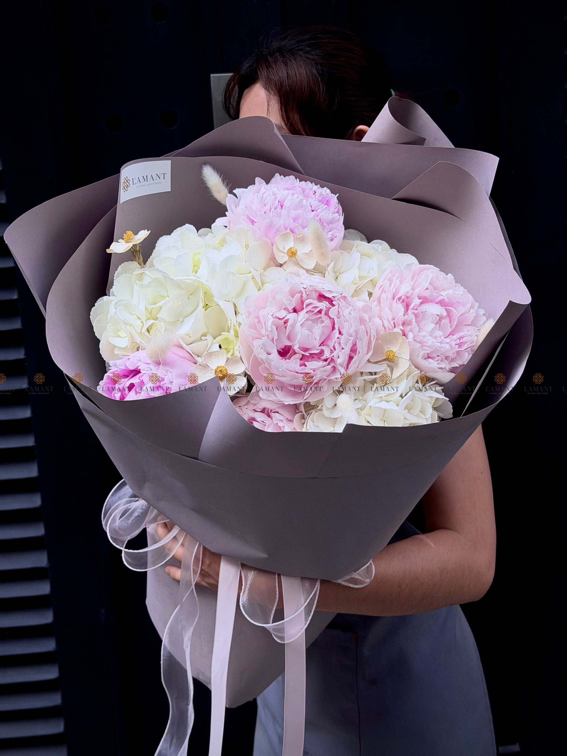 Bó hoa 5 cành Mẫu đơn hồng Sarah Mix hoa Tú cầu trắng A0519 - Hình ảnh 5