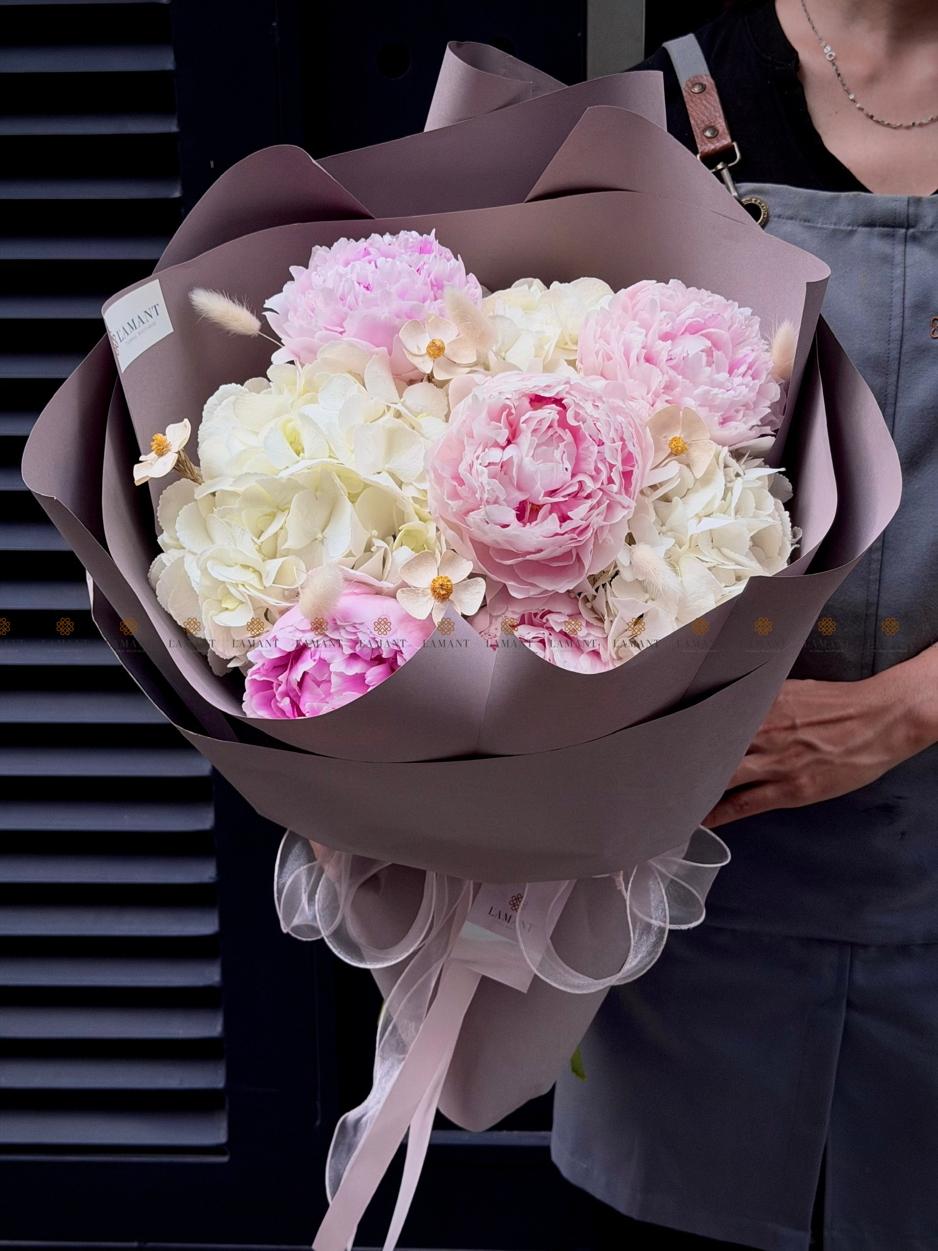 Bó hoa 5 cành Mẫu đơn hồng Sarah Mix hoa Tú cầu trắng A0519 - Hình ảnh 2