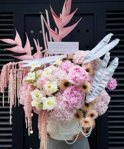 LẴNG HOA PEONY MIX TULIP VÀ TÚ CẦU HỒNG L0103