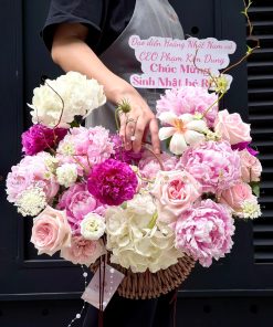 LẴNG HOA PEONY MIX TULIP VÀ TÚ CẦU HỒNG L0104
