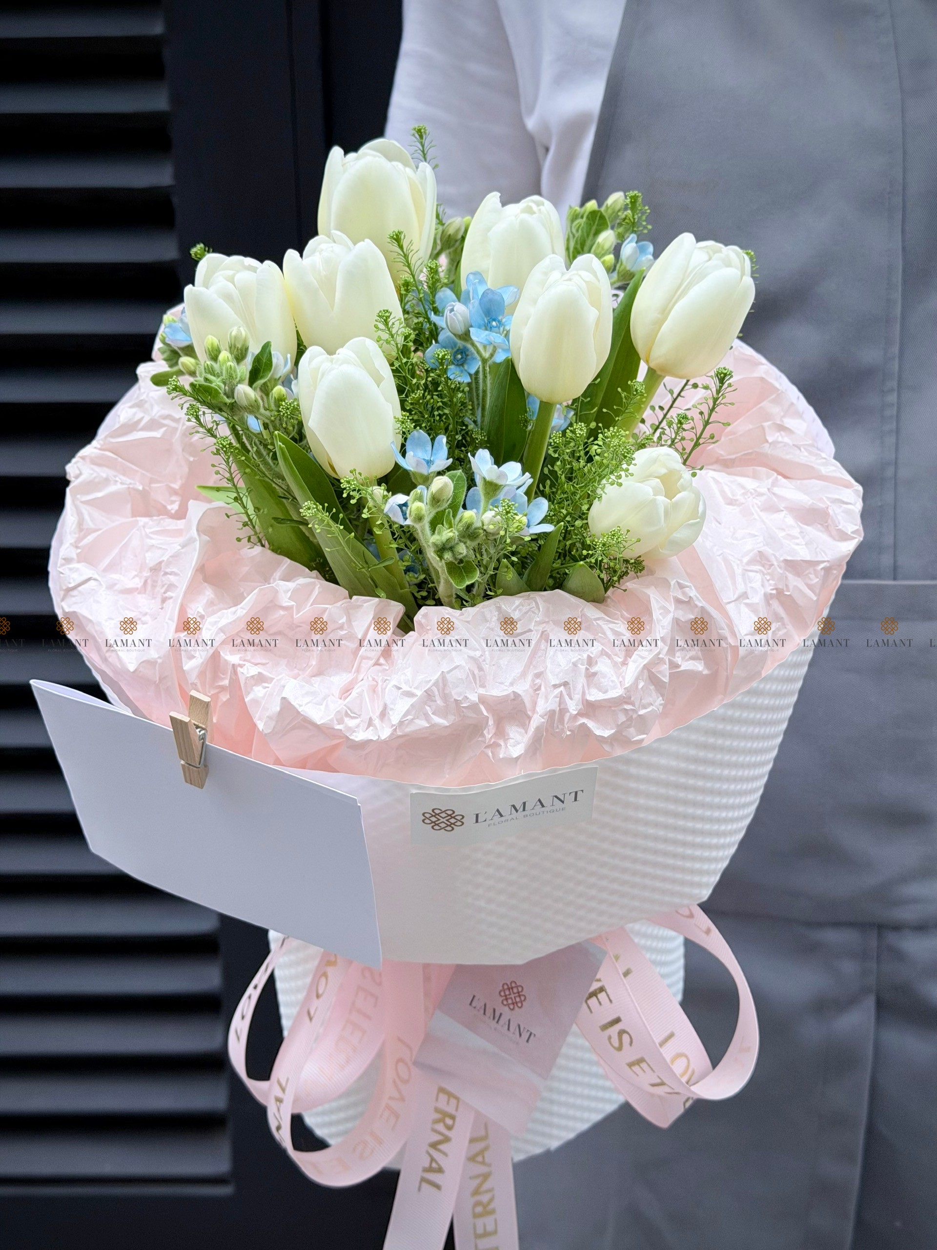 Bó hoa 8 cành tulip mix hoa lá phụ A0537 - Hình ảnh 3