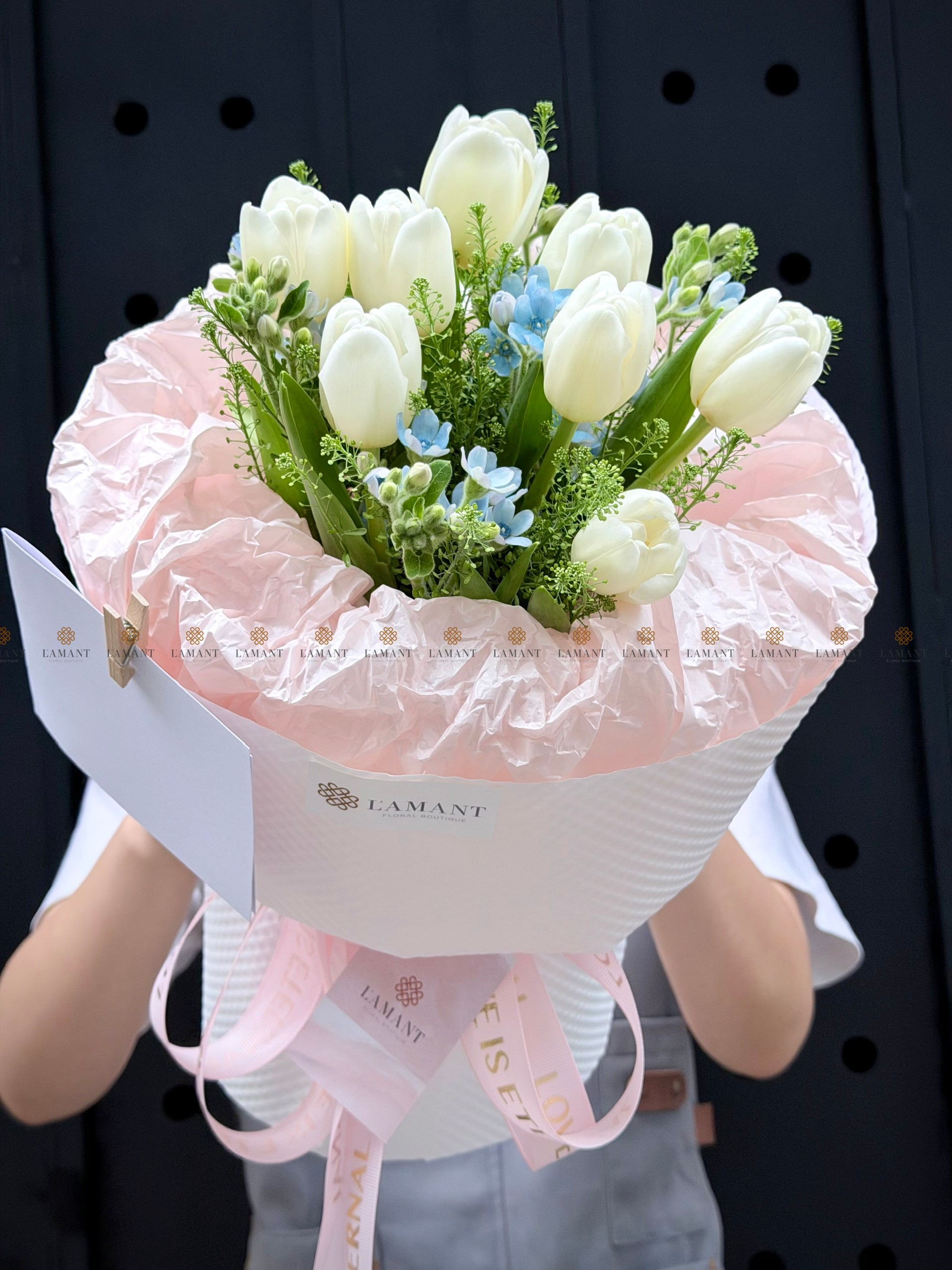 Bó hoa 8 cành tulip mix hoa lá phụ A0537